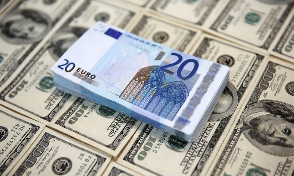 Euro bruised by Ukraine tensions, Fed hike talk.